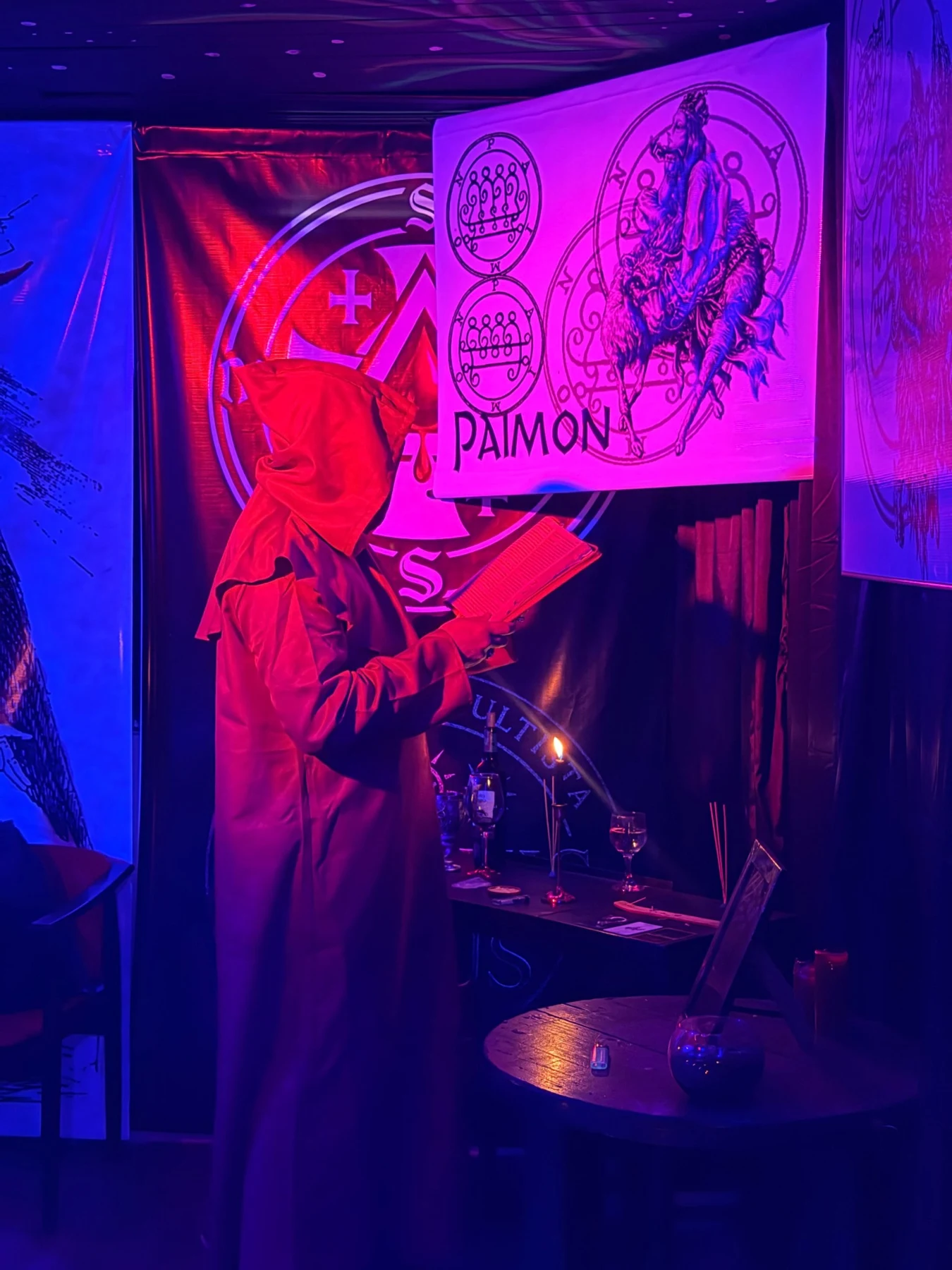 Estudio ceremonial de un libro junto a la representación de Paimon